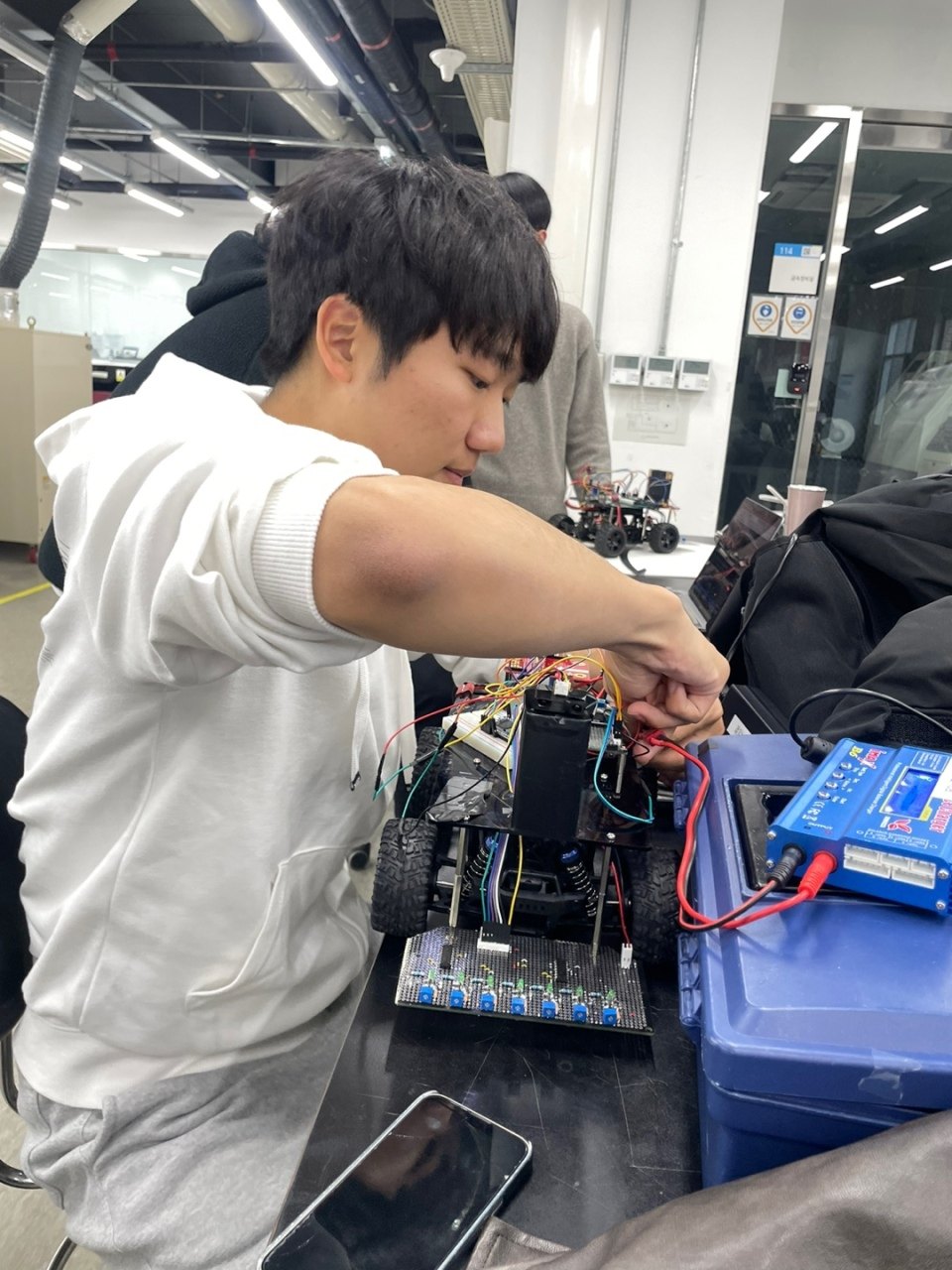자율주행 모형차의 센서와 회로를 점검하는 제작 과정